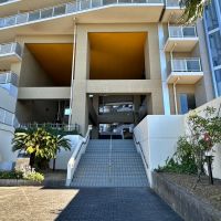 横須賀市武三丁目の売買物件/マンションエントランスの吹き抜け｜近づくと結構な迫力があります