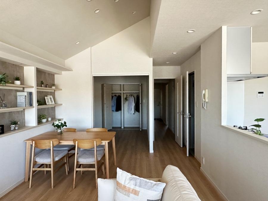 藤沢市善行坂一丁目の売買物件/リビングダイニング｜玄関側を見るとこんな感じ。リビングと続きの洋室は間仕切り壁を取っ払って一体空間としても良いかもしれません