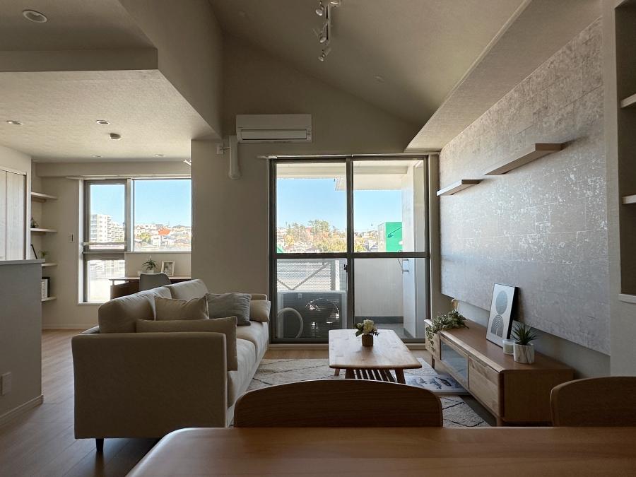 藤沢市善行坂一丁目の売買物件/ダイニングチェアに座った時の目線｜手すりとサッシで手前が隠れて向こう側の高台だけが見えます