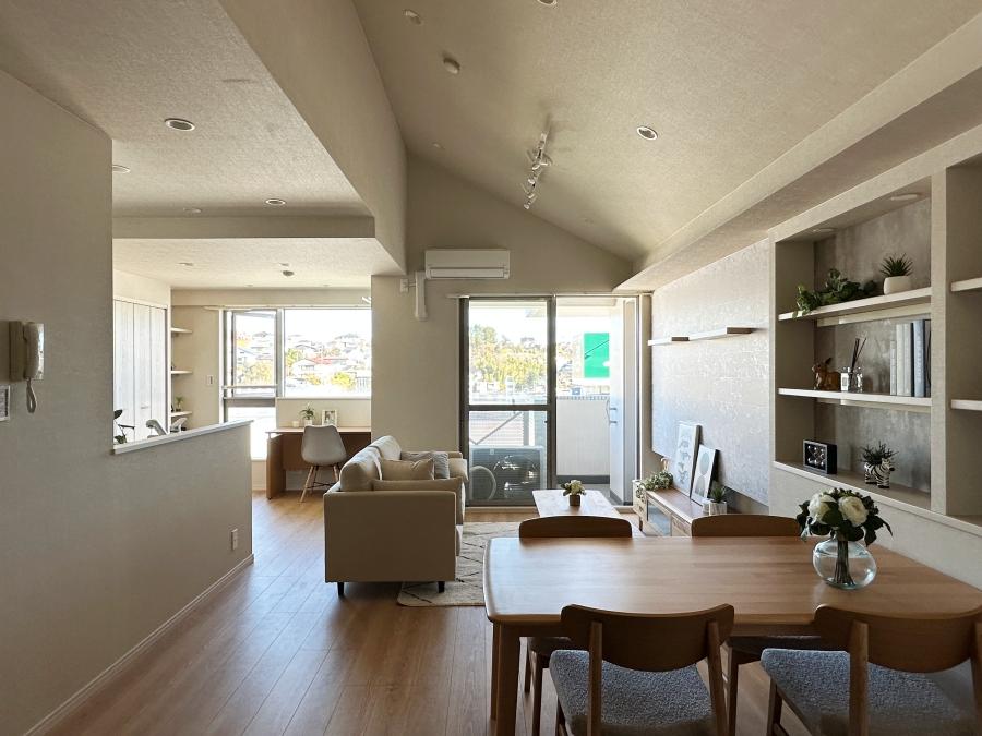 藤沢市善行坂一丁目の売買物件/リビングダイニング｜勾配天井のてっぺんは約3.4m。座るとよりその高さを実感します