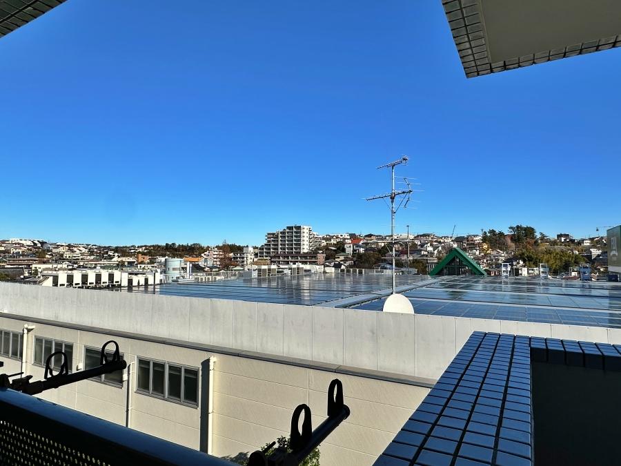 藤沢市善行坂一丁目の売買物件/バルコニーからの眺望｜この辺りは坂が多くて立体的な眺望が楽しめます