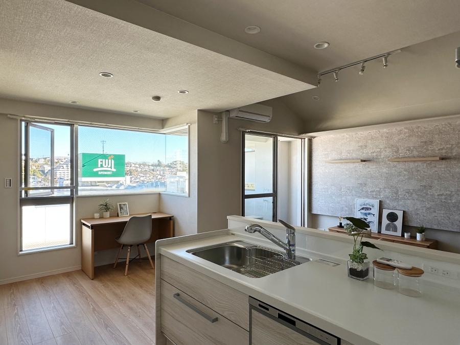 藤沢市善行坂一丁目の売買物件/キッチンから窓を見る｜隣にあるスーパーの看板がダイレクトに目に飛び込んできます