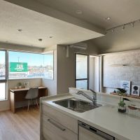 藤沢市善行坂一丁目の売買物件/キッチンから窓を見る｜隣にあるスーパーの看板がダイレクトに目に飛び込んできます