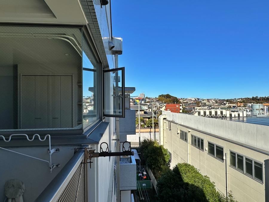 藤沢市善行坂一丁目の売買物件/バルコニーからの眺望｜コンパクトなので洗濯物を干すくらいの用途になるかと