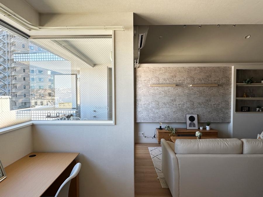 藤沢市善行坂一丁目の売買物件/リビング｜キッチン横にはサンルームのようなスペース。仕事スペースに良いかもしれません