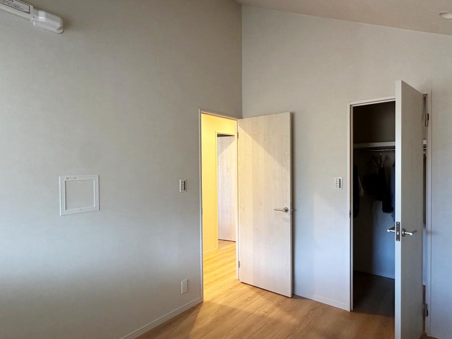 藤沢市善行坂一丁目の売買物件/洋室その1｜この部屋は勾配天井です