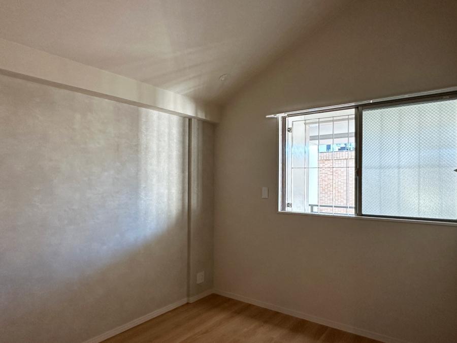 藤沢市善行坂一丁目の売買物件/洋室その1｜窓は廊下側についています