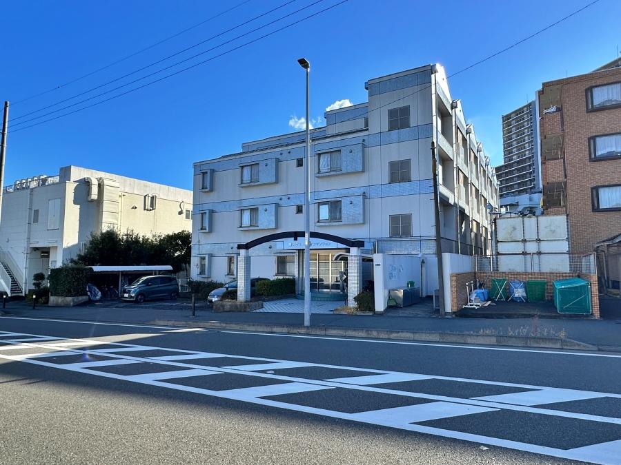 藤沢市善行坂一丁目の売買物件/外観｜左には心強い大きなスーパー