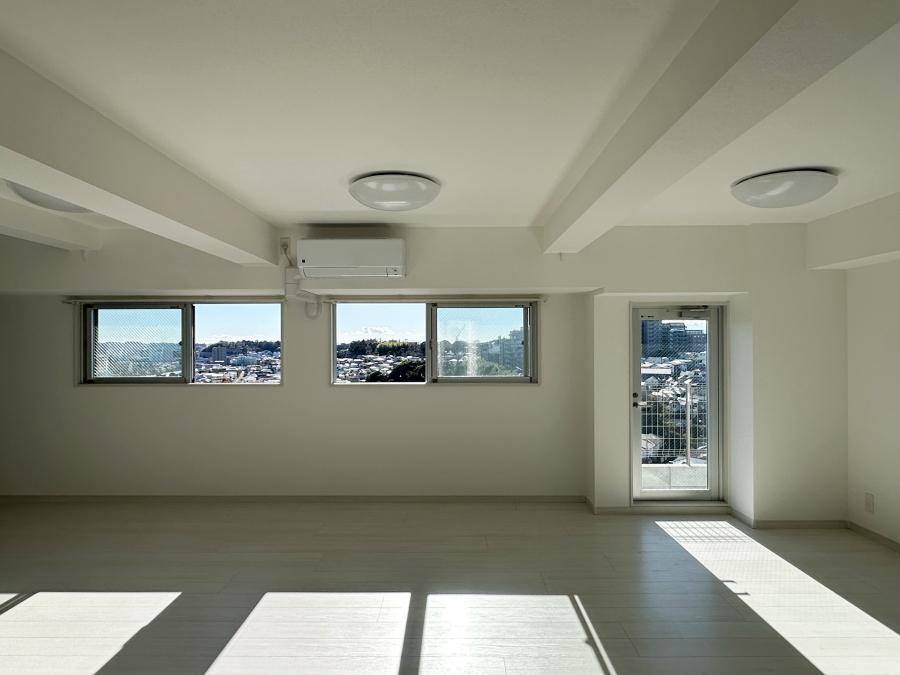 藤沢市善行一丁目の賃貸物件/リビング｜ここは4階の一室ですが、窓からチラリと見える眺望が普通ではありません