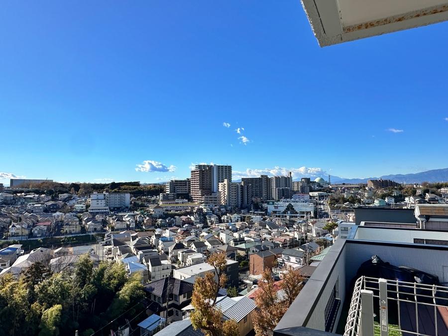 藤沢市善行一丁目の賃貸物件/窓からの眺望｜えーと、ここ4階ですよね、と思ってしまう眺望。奥のマンションと比較すると約13階くらいの高さでしょうか