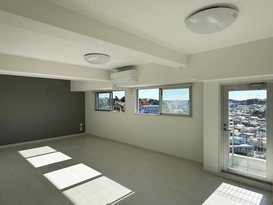 藤沢市善行一丁目の賃貸物件/リビング｜室内の無機質な色味と眺望のギャップが面白い
