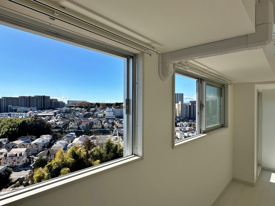 藤沢市善行一丁目の賃貸物件/リビングからの眺望｜長机を窓際に置いて仕事したり本を読んだりぼーっとしたり