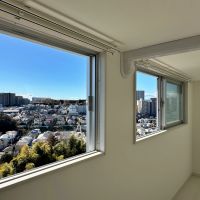 藤沢市善行一丁目の賃貸物件/リビングからの眺望｜長机を窓際に置いて仕事したり本を読んだりぼーっとしたり