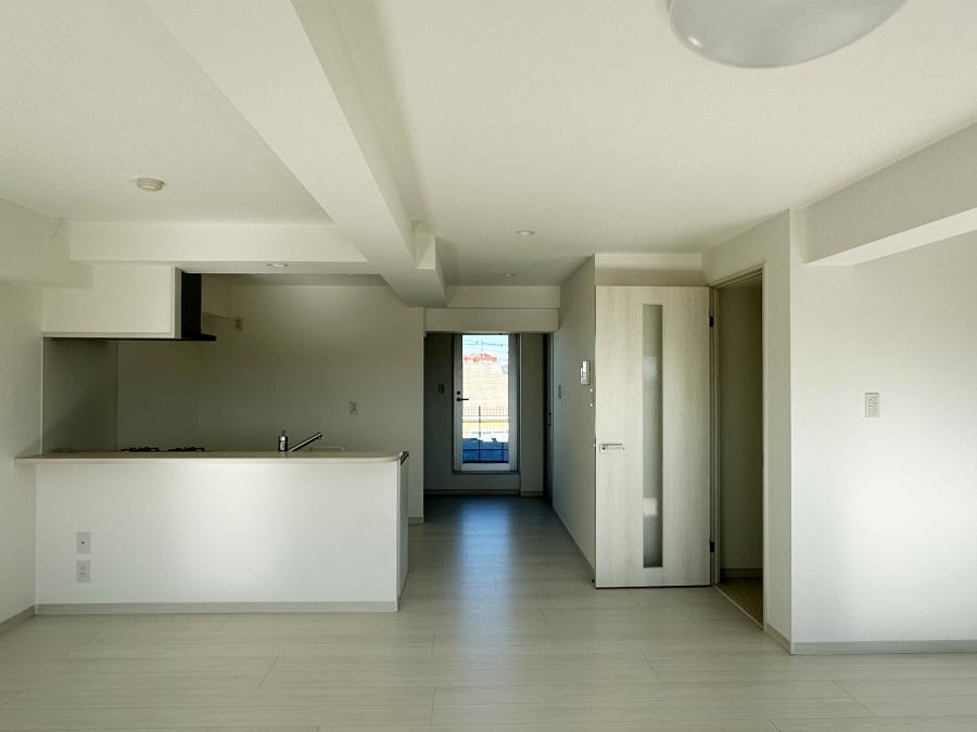 藤沢市善行一丁目の賃貸物件/キッチン側を見る｜正面には勝手口があります。その先にはルーフバルコニー