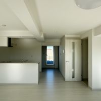 藤沢市善行一丁目の賃貸物件/キッチン側を見る｜正面には勝手口があります。その先にはルーフバルコニー