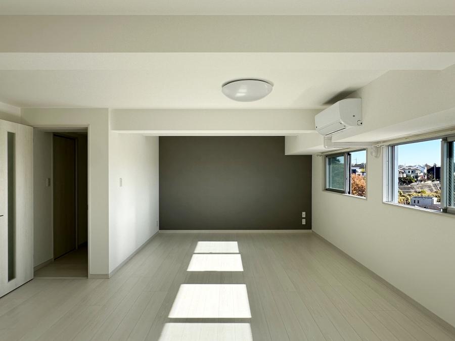 藤沢市善行一丁目の賃貸物件/リビング｜室内の色はシンプルなのであえて色のある家具を置くのも良いかも