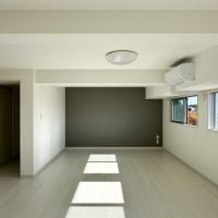 藤沢市善行一丁目の賃貸物件/リビング｜室内の色はシンプルなのであえて色のある家具を置くのも良いかも