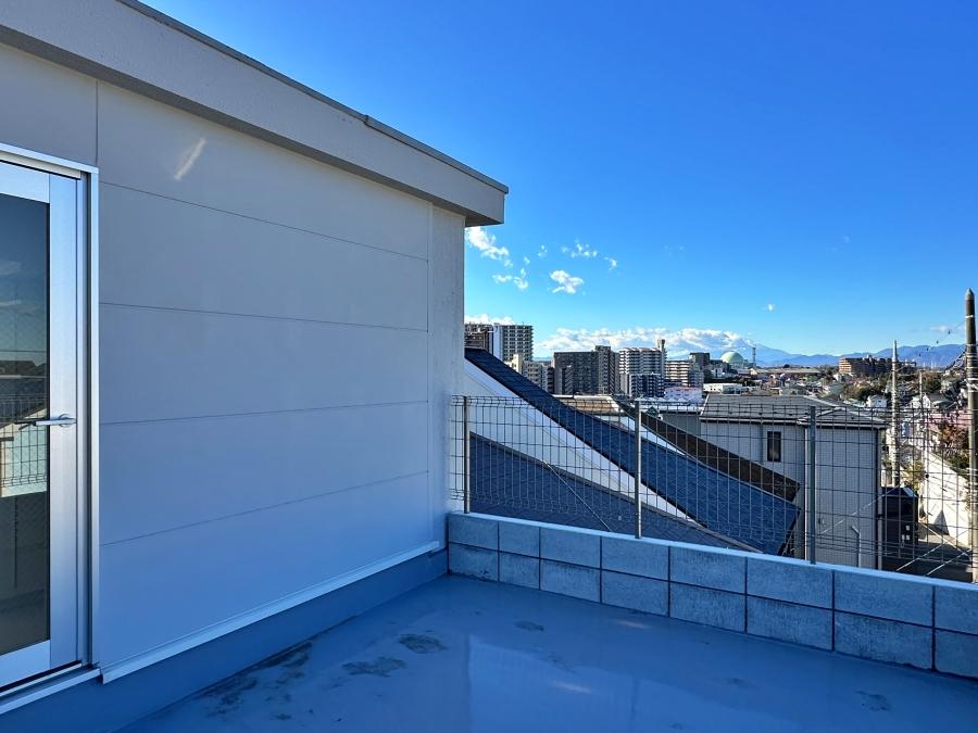 藤沢市善行一丁目の賃貸物件/ルーフバルコニー｜高台の住宅街側ですが、緩やかな傾斜のトップにあるので目線も気になりません