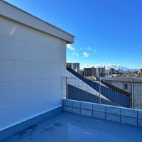 藤沢市善行一丁目の賃貸物件/ルーフバルコニー｜高台の住宅街側ですが、緩やかな傾斜のトップにあるので目線も気になりません