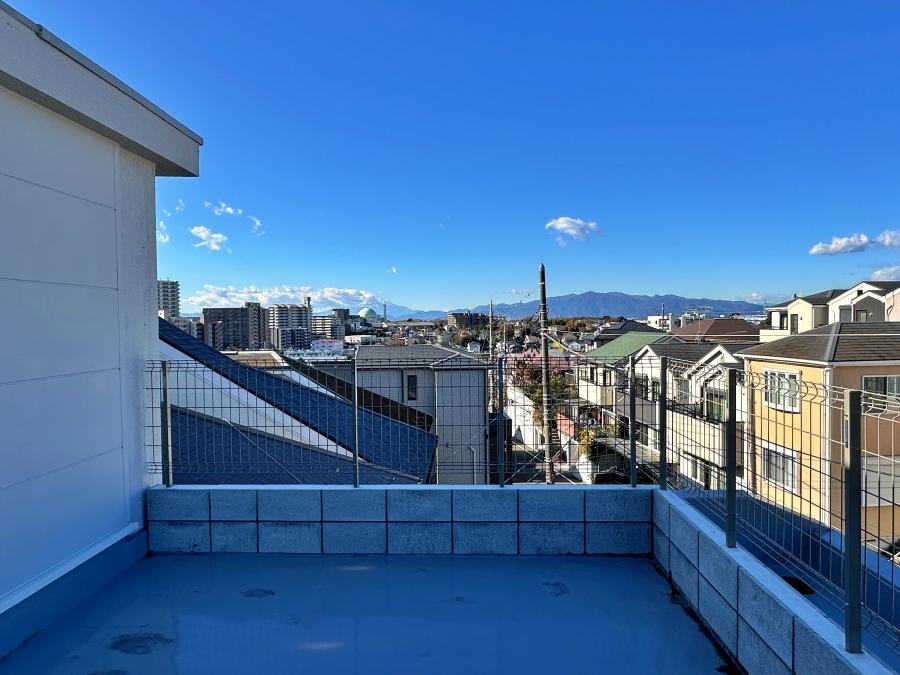 藤沢市善行一丁目の賃貸物件/ルーフバルコニー｜正面には富士山と丹沢山地。山の定点観測もできそう