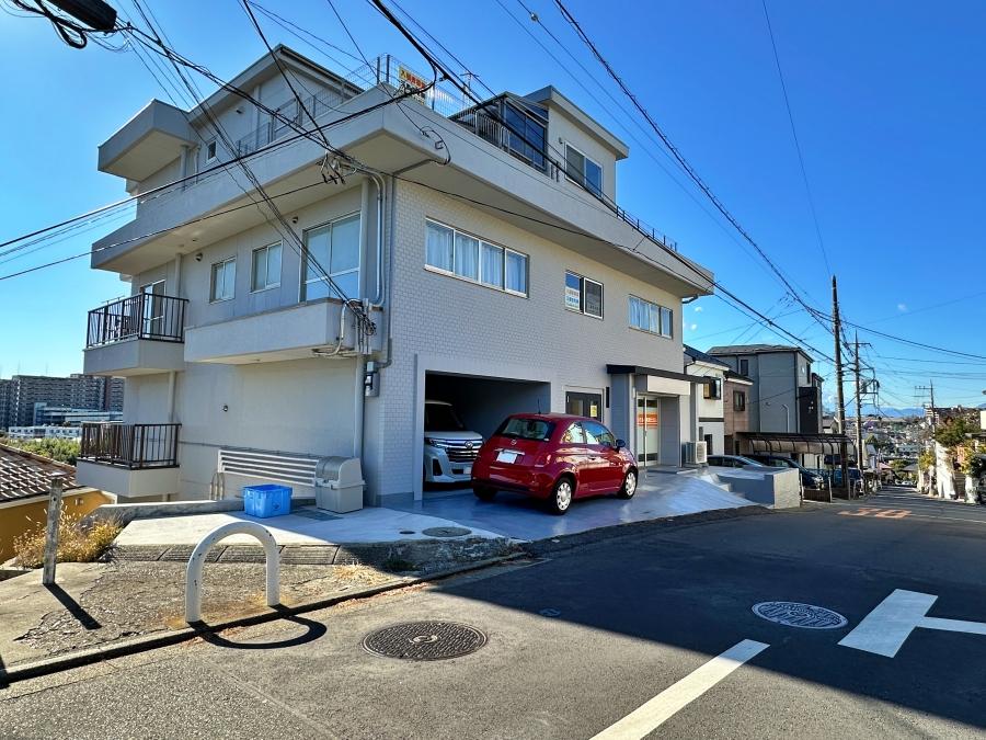 藤沢市善行一丁目の賃貸物件/外観｜この建物の向こうは崖です