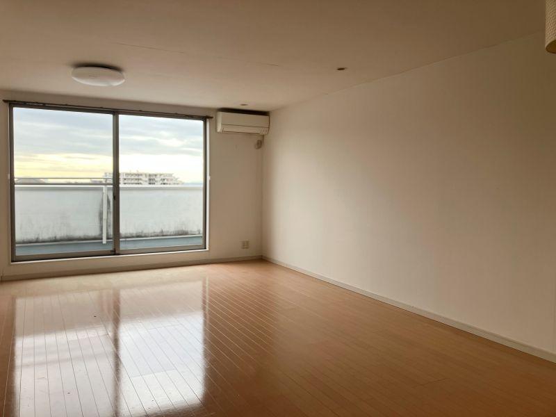 三浦郡葉⼭町堀内 の賃貸物件/2階LDK｜南向きの大きな窓があり、明るいです。