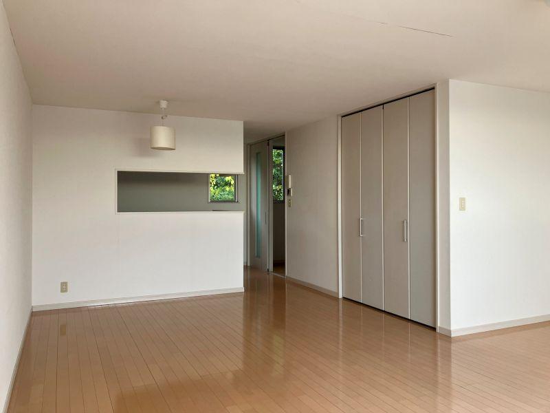 三浦郡葉⼭町堀内 の賃貸物件/2階LDK｜キッチンとの間の壁がスパッと長方形に抜けているのが小気味いい。