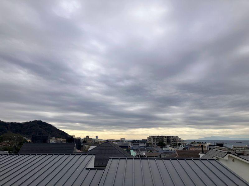 三浦郡葉⼭町堀内 の賃貸物件/眺望｜2階ベランダからの眺望。右のほう、遠くに海が見えます。晴れていたらさぞ気持ちいいでしょう！