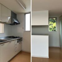 三浦郡葉⼭町堀内 の賃貸物件/キッチン｜3口コンロとグリル付き。キッチン横の窓から見える鮮やかな緑。