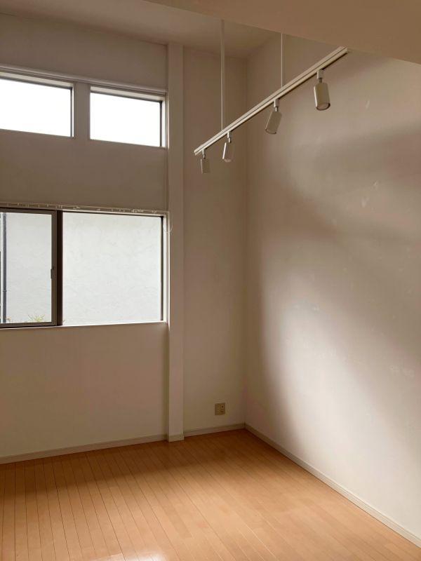 三浦郡葉⼭町堀内 の賃貸物件/1階洋室1｜3ｍ以上ある白い壁に高窓からの光がさしています。