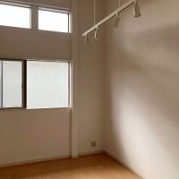 三浦郡葉⼭町堀内 の賃貸物件/1階洋室1｜3ｍ以上ある白い壁に高窓からの光がさしています。