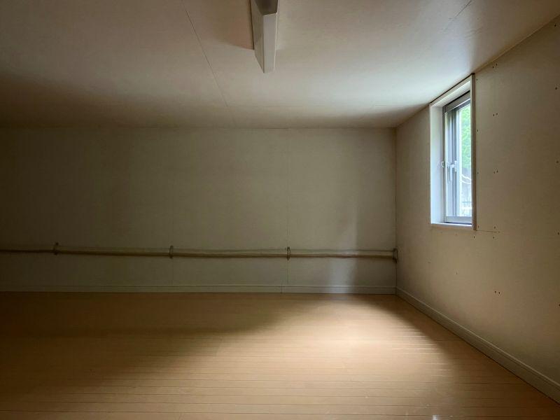 三浦郡葉⼭町堀内 の賃貸物件/サービスルーム｜天井高さは1mほど。大切な収蔵品の保管が出来そう。窓があるので、陽焼けに注意。