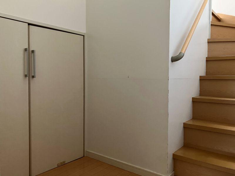 三浦郡葉⼭町堀内 の賃貸物件/階段｜踊り場に小さな秘密の扉が。