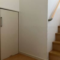 三浦郡葉⼭町堀内 の賃貸物件/階段｜踊り場に小さな秘密の扉が。