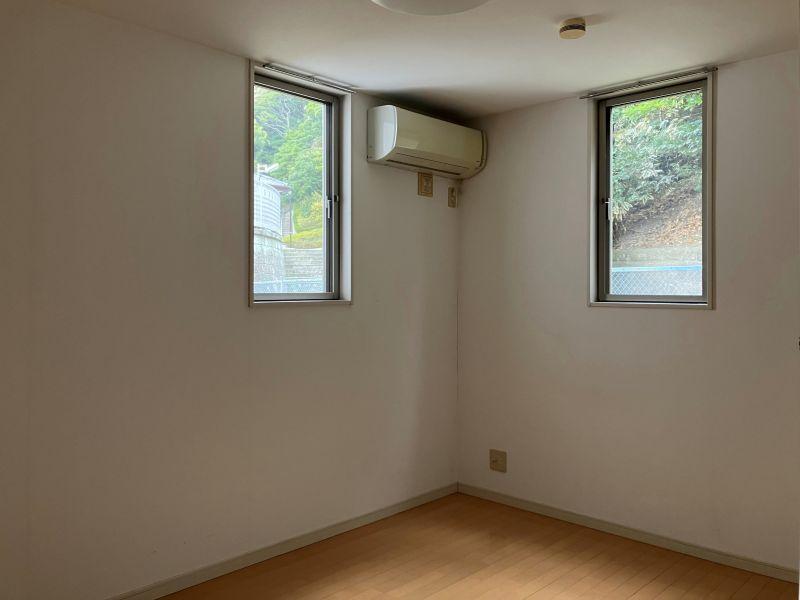 三浦郡葉⼭町堀内 の賃貸物件/1階洋室2｜窓からは裏手の洋館が見えます。落ち着く寝室になりそう。