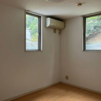 三浦郡葉⼭町堀内 の賃貸物件/1階洋室2｜窓からは裏手の洋館が見えます。落ち着く寝室になりそう。