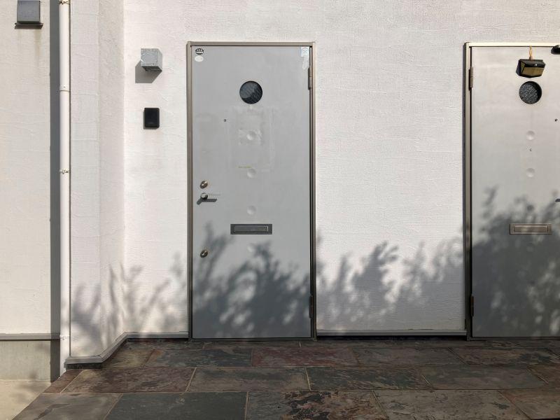 三浦郡葉⼭町堀内 の賃貸物件/玄関｜無骨でかっこいい玄関ドア。