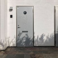 三浦郡葉⼭町堀内 の賃貸物件/玄関｜無骨でかっこいい玄関ドア。