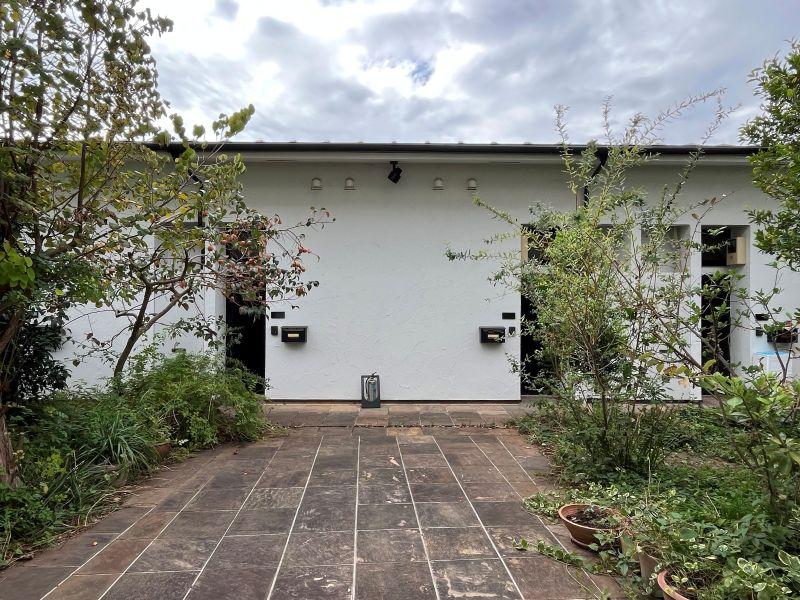 三浦郡葉⼭町堀内 の賃貸物件/共用部｜向かいの棟をのぞむ。共用部もとても美しく保たれています。