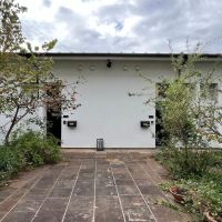 三浦郡葉⼭町堀内 の賃貸物件/共用部｜向かいの棟をのぞむ。共用部もとても美しく保たれています。