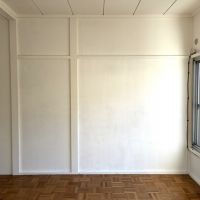 鎌倉市材木座五丁目の賃貸物件/2階の部屋。白い壁はなにか飾りたくなる