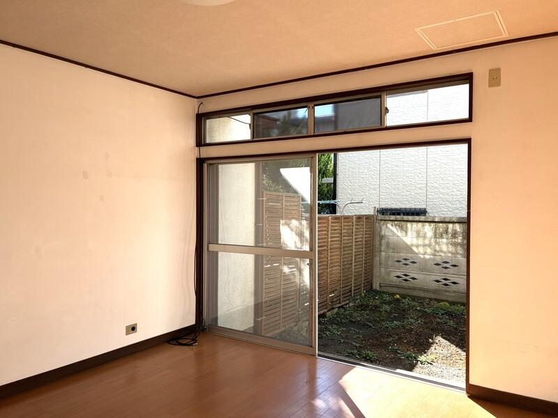 鎌倉市材木座五丁目の賃貸物件/1階のDK。この窓、いいです