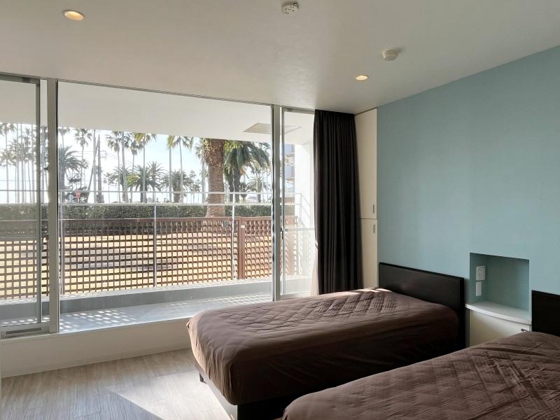 逗子市小坪五丁目の売買物件/南側洋室9.2帖│高い建物はなく、圧迫感のない眺め