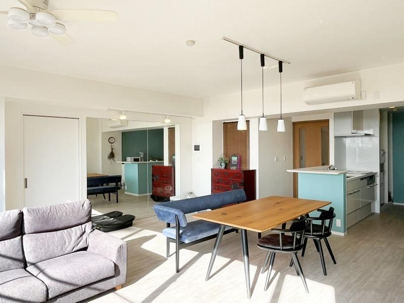 逗子市小坪五丁目の売買物件/LD別角度│壁に鏡を設置し、ダンスを練習されていたそうです(写真左中央)