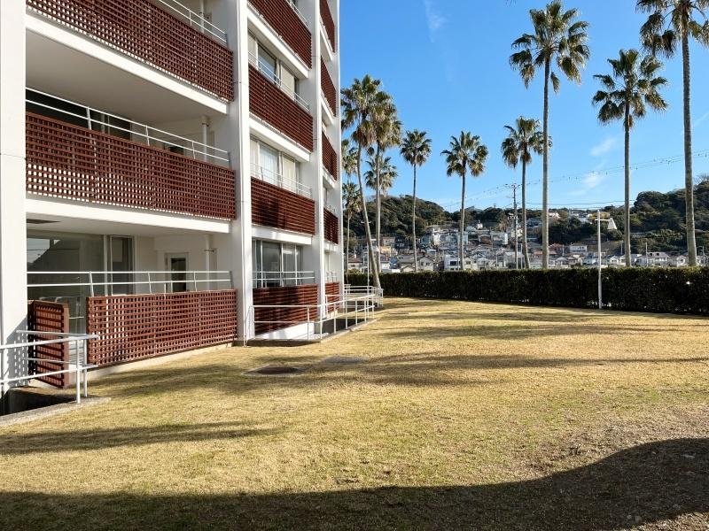逗子市小坪五丁目の売買物件/共有部│バルコニーから出た広場、生垣に囲まれています