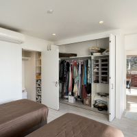 逗子市小坪五丁目の売買物件/南側洋室9.2帖には、クローゼットと奥行きのあるウォークインクローゼット