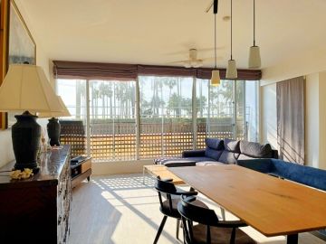 逗子市小坪五丁目の売買物件/光に誘われ、窓辺に椅子を