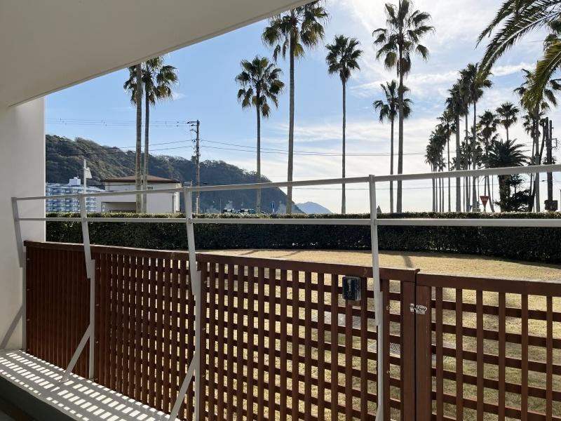 逗子市小坪五丁目の売買物件/バルコニーから庭を眺める