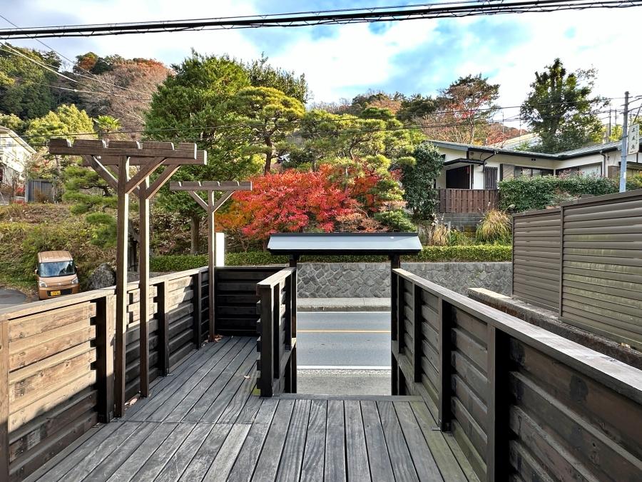鎌倉市山ノ内の賃貸物件/店の前に繋がるウッドデッキ｜前面道路からの視認性は問題なさそうです