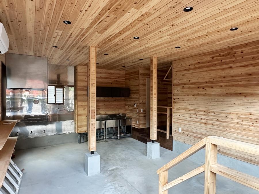 鎌倉市山ノ内の賃貸物件/入り口から店内を見る｜階段を数段おりて店内に入ります。天高は約2,900mm